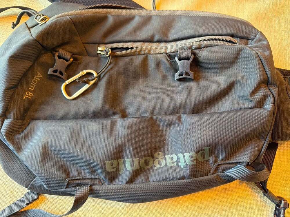Patagonia Atom Sling Bag 8L Black Crossbody Daypack - Picture 2 of 5